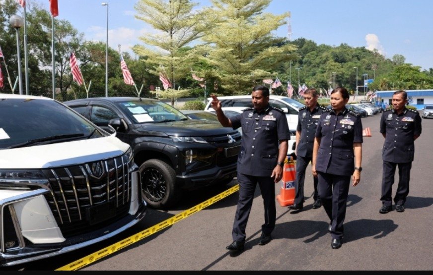 Datuk Hussein Omar Khan, the Chief of Selangor police showing the cars sezied